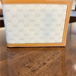 Gucci Retro Wallet Used, but in great condition. Authentic Gucci Leather
